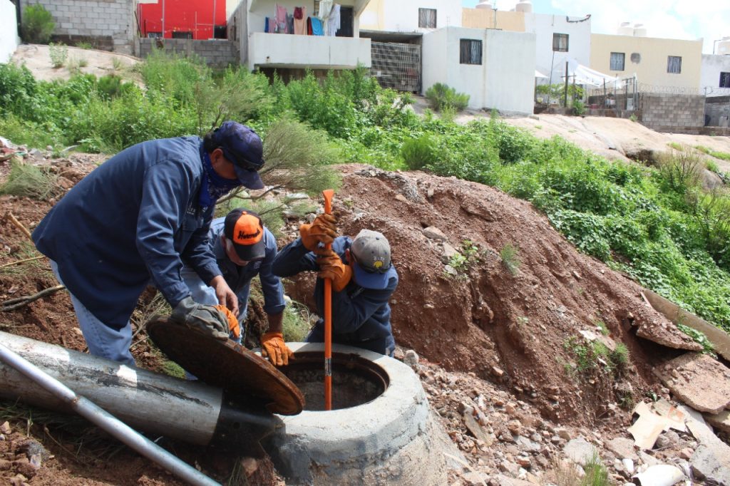 dependencias del área operativa del Gobierno de la Ciudad llevan a cabo trabajos de limpieza y desazolve