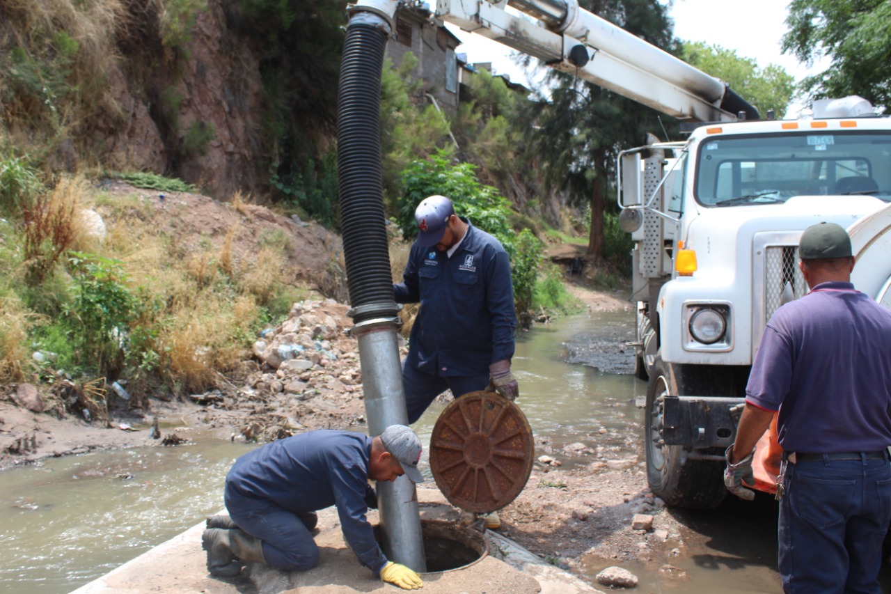 dependencias del área operativa del Gobierno de la Ciudad llevan a cabo trabajos de limpieza y desazolve