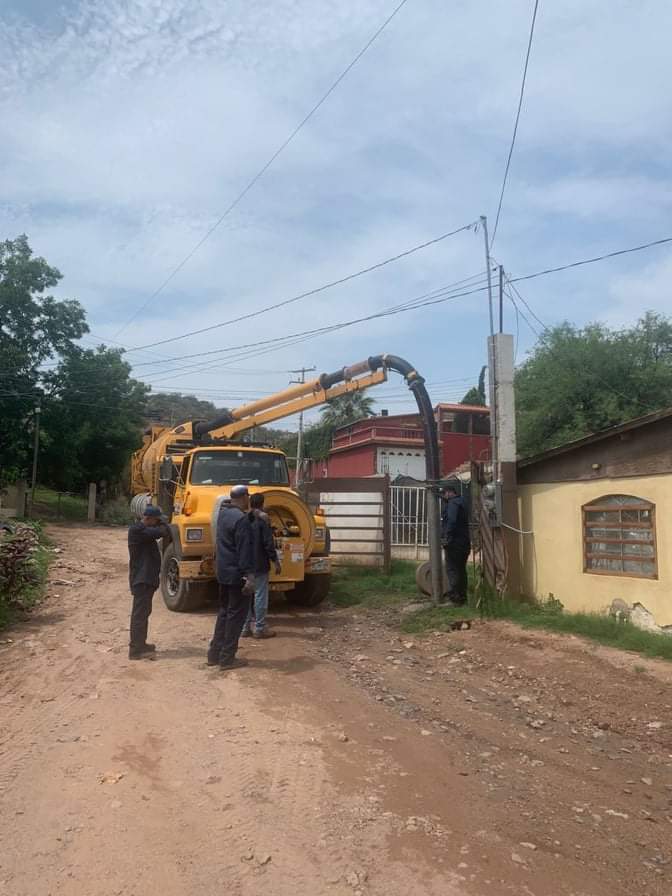 Atiende OOMAPAS llamados por fugas de aguas negras