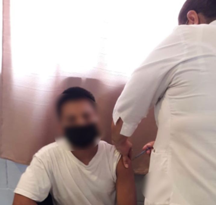 Inicia vacunación contra Covid-19 de jóvenes Itama Sonora • En una primera etapa recibieron la dosis un sector de la población del Centro Especializado de Internamiento para Adolescentes “Hermosillo 1”. Hermosillo, Sonora; agosto 12 de 2021. Un total de 59 jóvenes adultos del Centro “Hermosillo 1” del Instituto de Tratamiento y de Aplicación de Medidas para Adolescentes (Itama) de Sonora, recibieron la primera dosis de la vacuna contra el COVID-19, con lo que se fortalecen los mecanismos de protección de la salud de la población, informó Pedro Beltrán Valenzuela. El director general del Itama comunicó que esta es la primera etapa de vacunación con la cual se refuerzan las acciones de prevención y cuidado de la salud de los jóvenes. Comentó que fue una brigada del Centro de Salud “Emiliano Zapata”, encabezada por la doctora Ana Eduwiges Encinas Peralta, quienes junto con el personal de enfermería llevaron a cabo la inmunización aplicando la vacuna AstraZeneca, siguiendo todos los protocolos sanitarios. Beltrán Valenzuela recordó que desde el inicio de la emergencia sanitaria en todos los centros se implementaron medidas preventivas y de concientización, encaminadas a los jóvenes y personal del Centro para reducir los riesgos de contagio. En Itama, expuso, la salud es un derecho de cada joven, por ello, se cuenta con áreas médicas que en forma permanente llevan a cabo revisiones para identificar posibles casos y darles atención inmediata. El titular del Itama en el estado refirió que la población de jóvenes de los 5 centros coopera y respeta las medidas sanitarias implementadas, portan en todo momento el uso de cubrebocas y usan gel sanitizante. Te invitamos a informarte en las fuentes oficiales de la Secretaría de Seguridad Pública (SSP) Sonora: Twitter: @ssp_sonora Facebook: SSP Sonora Instagram: ssp_sonora