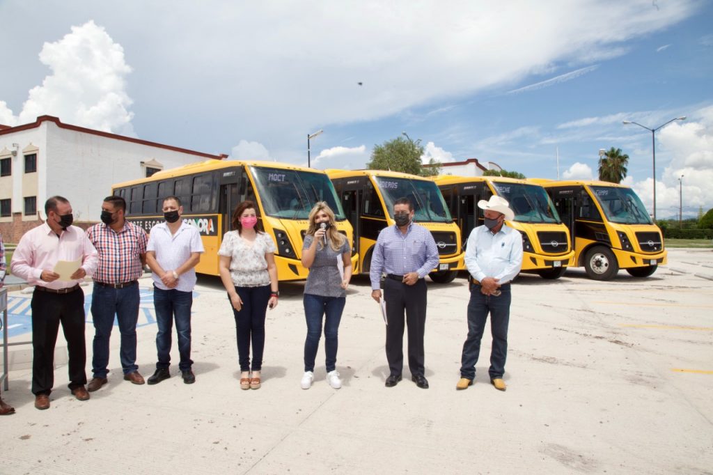 Mantiene Gobernadora trabajo intenso en municipios de la sierra, entrega transportes escolares y obras