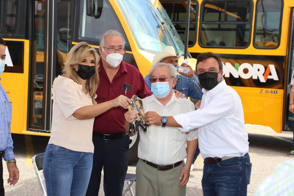 Beneficia gobernadora a estudiantes de zonas rurales con entrega de camiones escolares nuevos