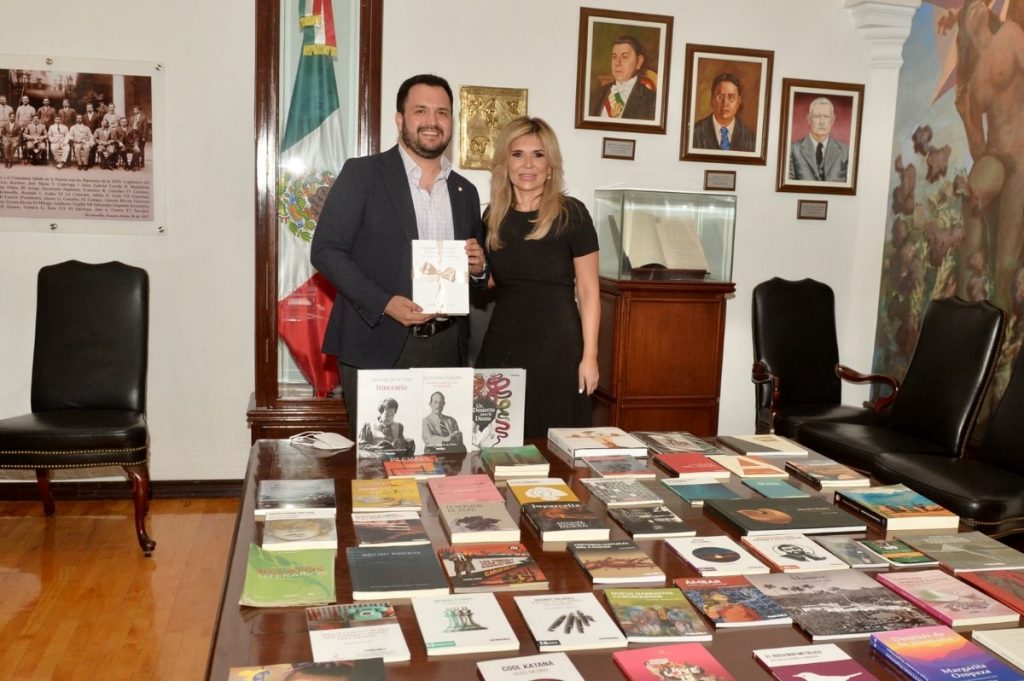 Recibe Gobernadora Pavlovich colección de 141 títulos publicados por ISC durante su periodo de gobierno