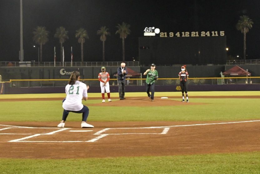 Lanza gobernador Alfonso Durazo primera bola en jornada inaugural del Campeonato Mundial de Béisbol Sub-23 Sonora-México 2020