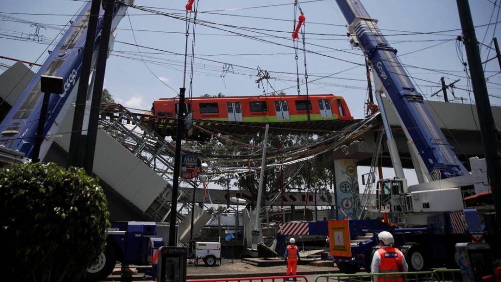 Trabajadores en la zona colapsada de la Línea 12 del Metro de Ciudad de México, el 4 mayo de 2021. Foto: Henry Romero / Reuters