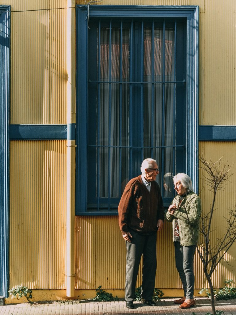 Detectan en Sonora octavo caso de abuso financiero a adultos mayores. Foto de tiago tins en Pexels