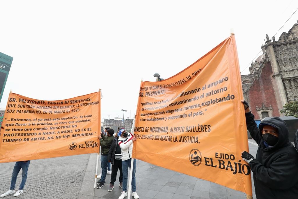 Ejidatarios de Sonora piden ante Palacio Nacional que se cumpla sentencia. Foto Roberto García Ortiz