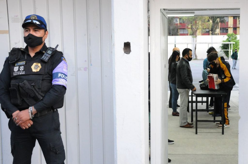 Autoridades y personal educativo realizan una inspección a las mochilas de los alumnos en la escuela secundaria Nabor Carrillo, en Ciudad de México, este lunes.Daniel Augusto (Cuartoscuro)