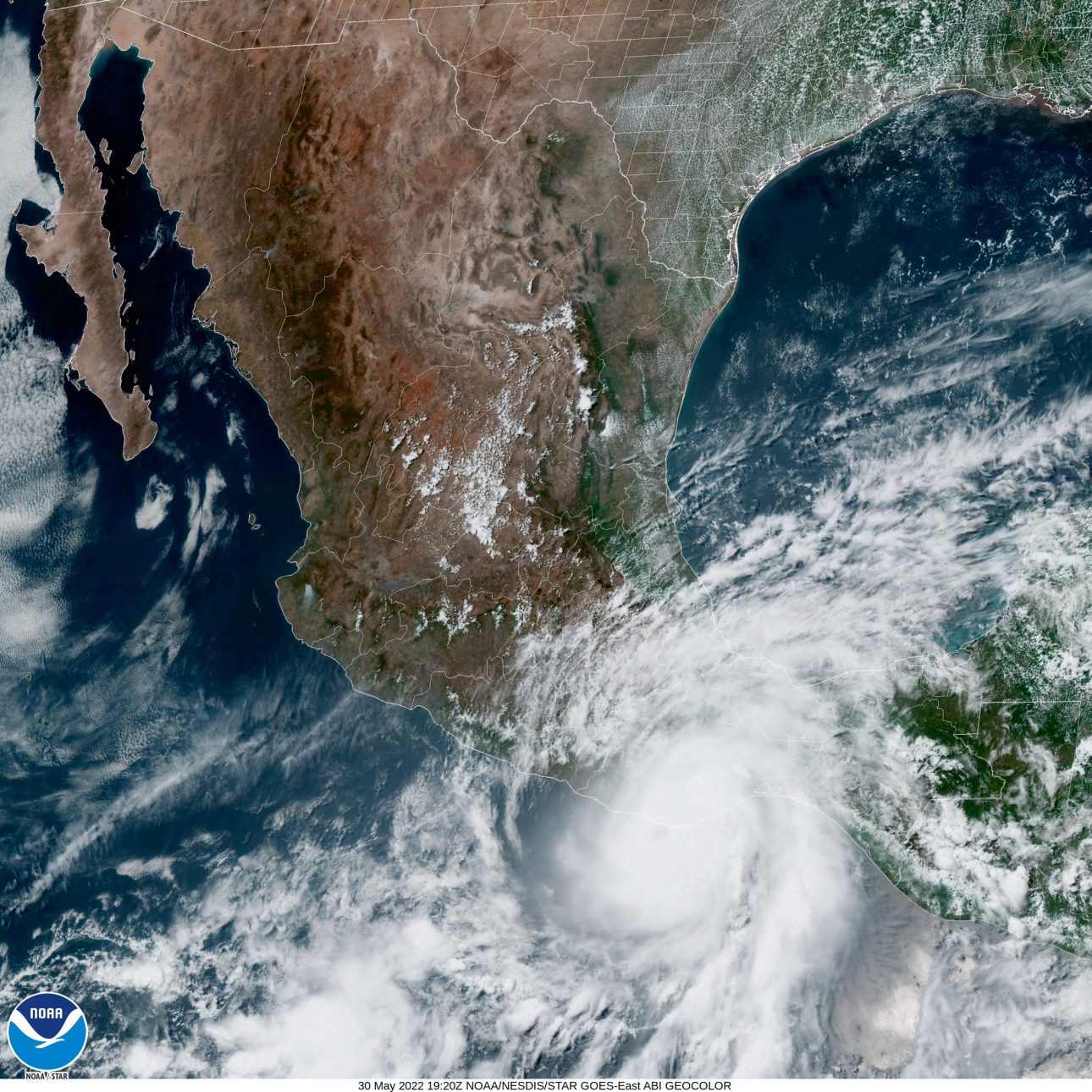 El huracán ‘Agatha’ toca tierra en la costa de Oaxaca