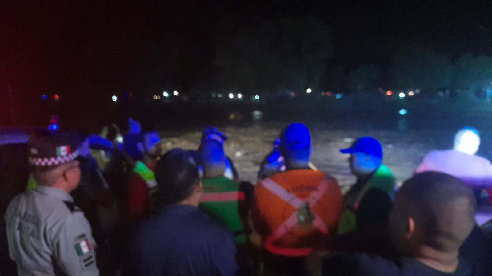 Cuerpos de emergencia rescatan con vida a cinco personas arrastradas en el Río Cabullona