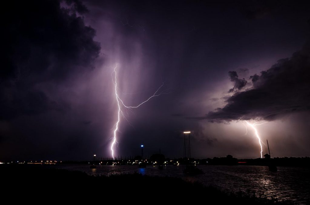 Muere joven tras caerle un rayo en la Costa de Hermosillo. Imagen de Ron van den Berg en Pixabay