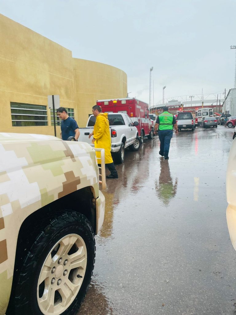 Rescatan cuerpos de emergencia a 11 personas con vida en intensa tormenta en Nogales; se reportan tres fallecimientos
