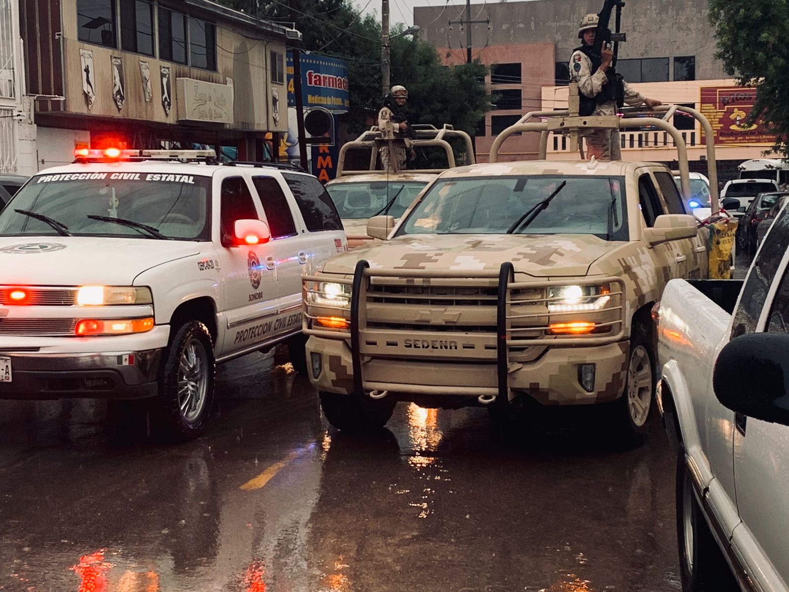 Rescatan cuerpos de emergencia a 11 personas con vida en intensa tormenta en Nogales; se reportan tres fallecimientos