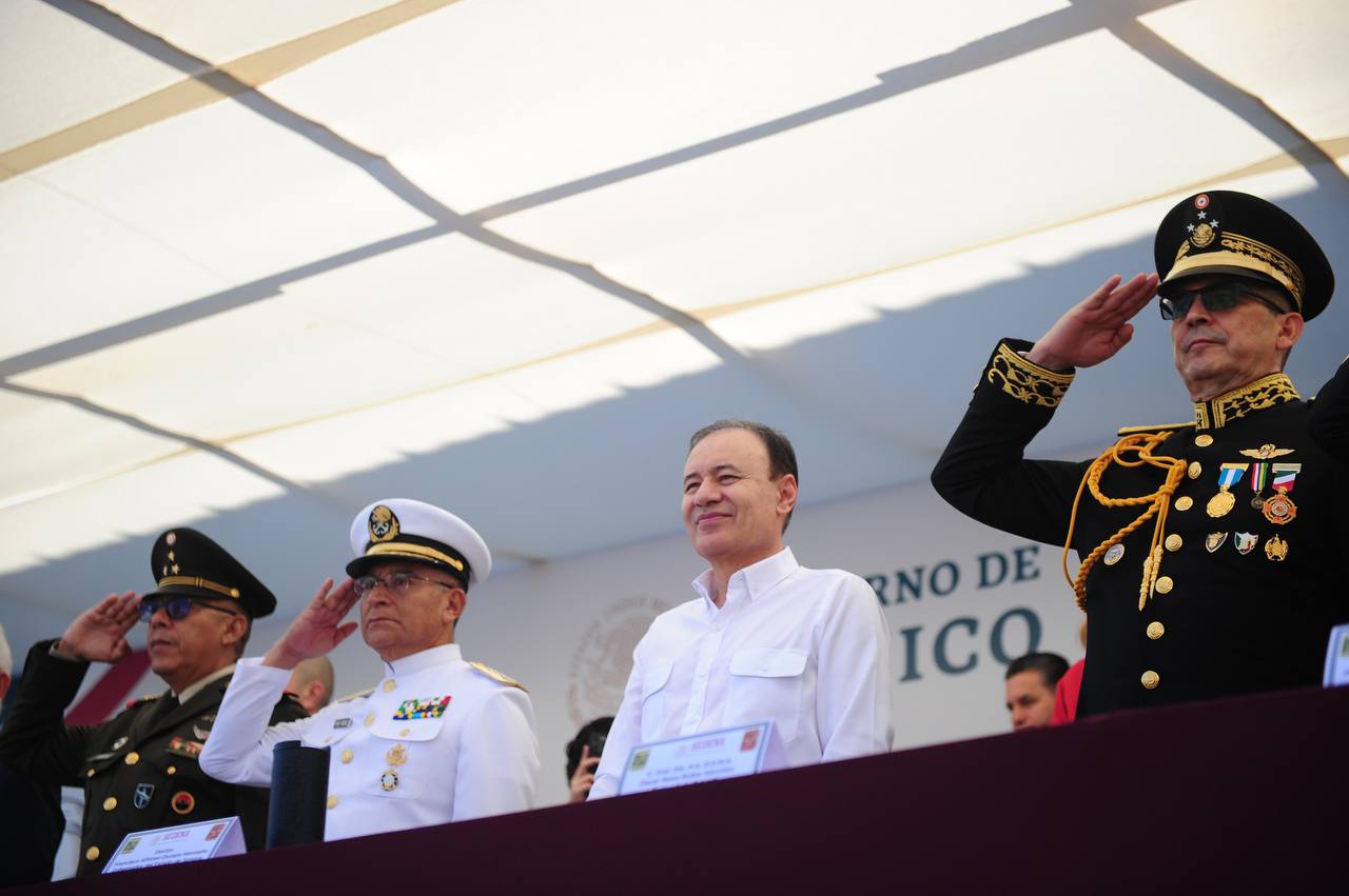 Encabeza gobernador Alfonso Durazo desfile cívico militar