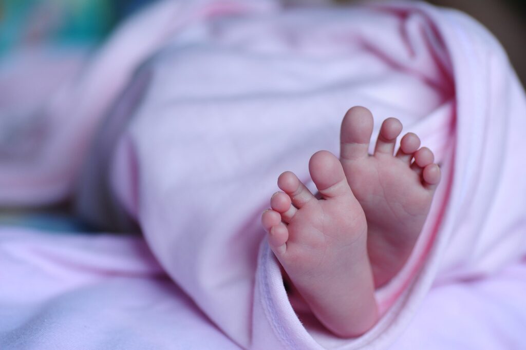 Muere recién nacido asfixiado por su madre mientras le daba el pecho. Imagen de Christian Abella en Pixabay