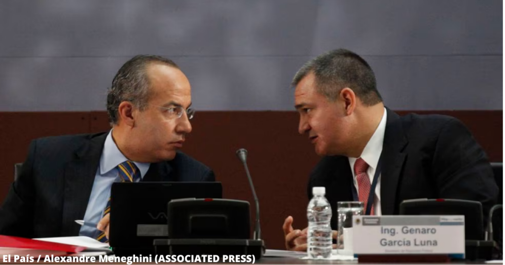 Felipe Calderón y Genaro García Luna, conversan durante una conferencia sobre seguridad, en Ciudad de México, el 27 de agosto de 2010.Alexandre Meneghini (ASSOCIATED PRESS)