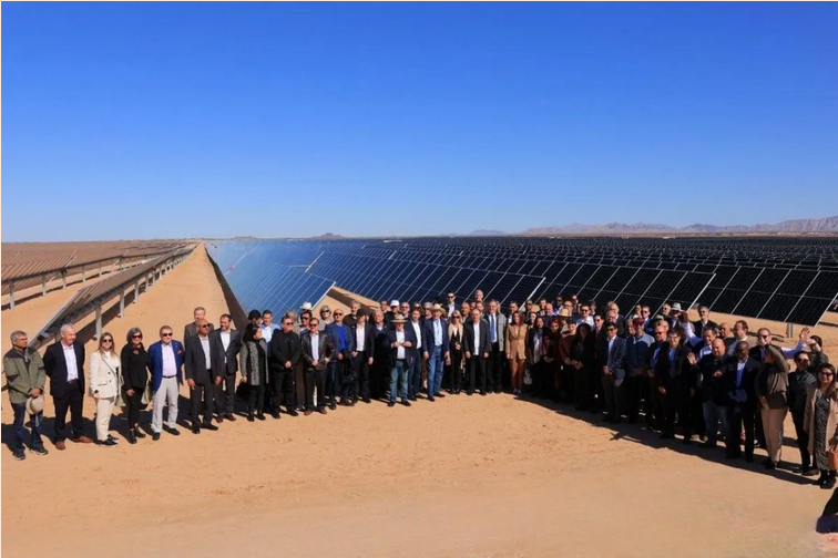 Visitan 60 embajadores la planta fotovoltaica de Puerto Peñasco, Sonora. Foto: @m_ebrard