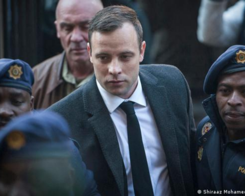 Oscar Pistorius llega a la Corte Suprema de África del Sur escoltado por policías