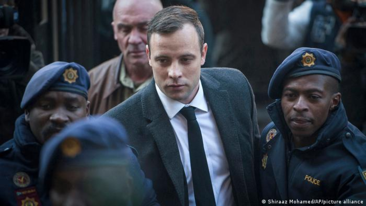 Oscar Pistorius llega a la Corte Suprema de África del Sur escoltado por policías