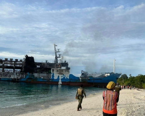 Al menos 31 muertos al incendiarse el ferry en que viajaban. Foto Twitter @NPVe01