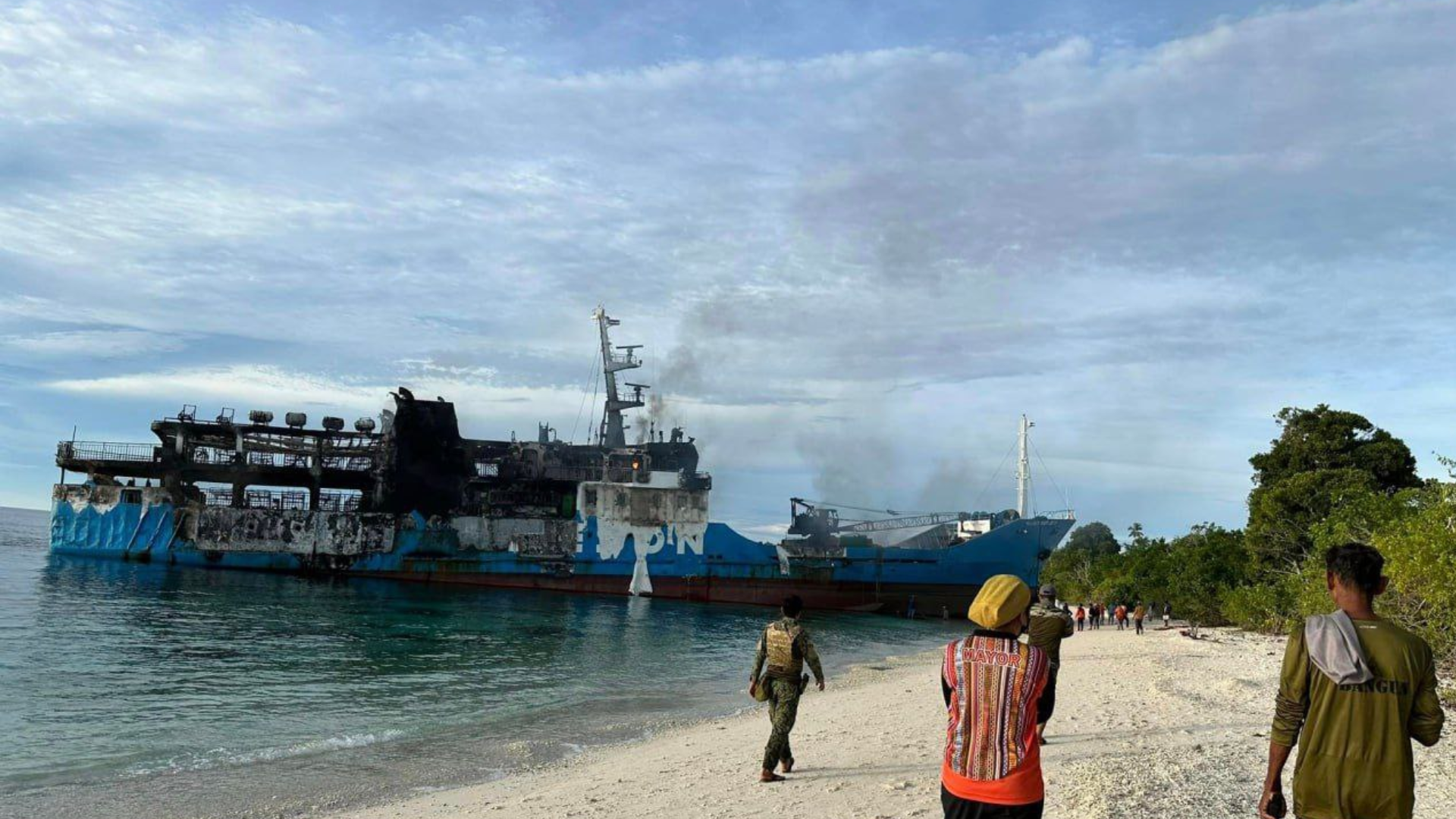 Al menos 31 muertos al incendiarse el ferry en que viajaban. Foto Twitter @NPVe01