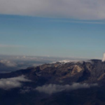 El humeante Volcán Nevado del Ruíz y, al fondo, el Nevado del Tolima, en línea sobre la cordillera central de los Andes colombianos