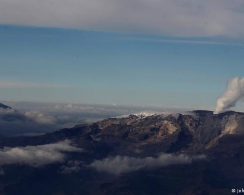 El humeante Volcán Nevado del Ruíz y, al fondo, el Nevado del Tolima, en línea sobre la cordillera central de los Andes colombianos