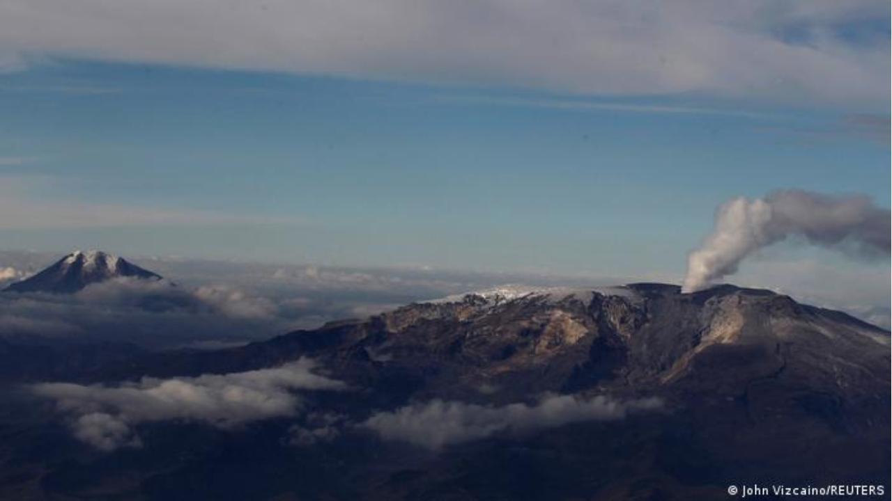 El humeante Volcán Nevado del Ruíz y, al fondo, el Nevado del Tolima, en línea sobre la cordillera central de los Andes colombianos