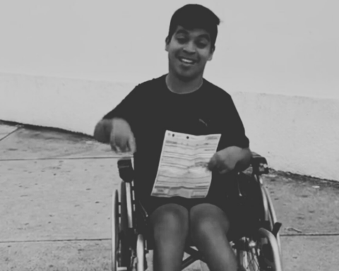 Multan a joven en silla de ruedas por estacionarse en un lugar para discapacitados en Cancún