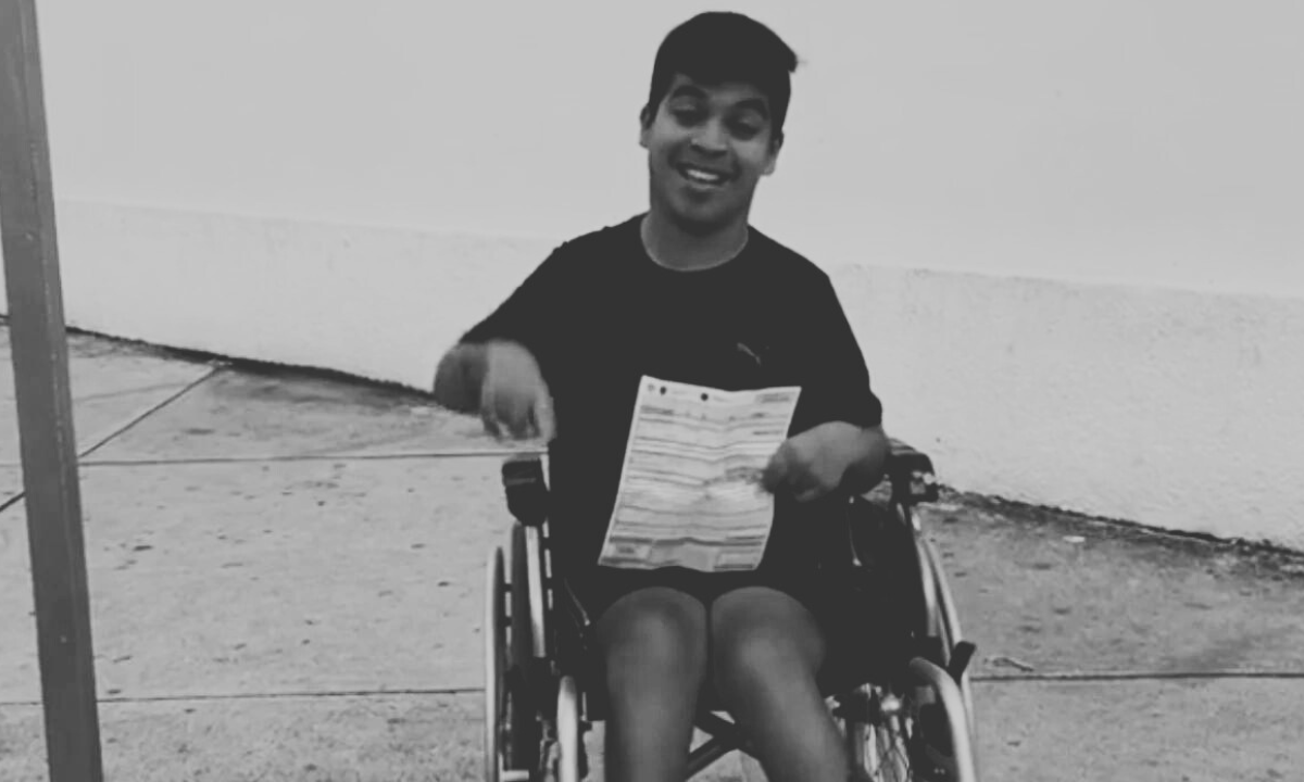 Multan a joven en silla de ruedas por estacionarse en un lugar para discapacitados en Cancún