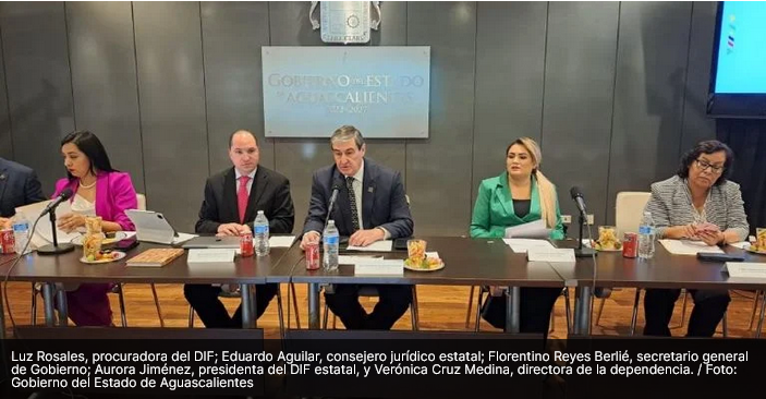 Luz Rosales, procuradora del DIF; Eduardo Aguilar, consejero jurídico estatal; Florentino Reyes Berlié, secretario general de Gobierno; Aurora Jiménez, presidenta del DIF estatal, y Verónica Cruz Medina, directora de la dependencia. / Foto: Gobierno del Estado de Aguascalientes