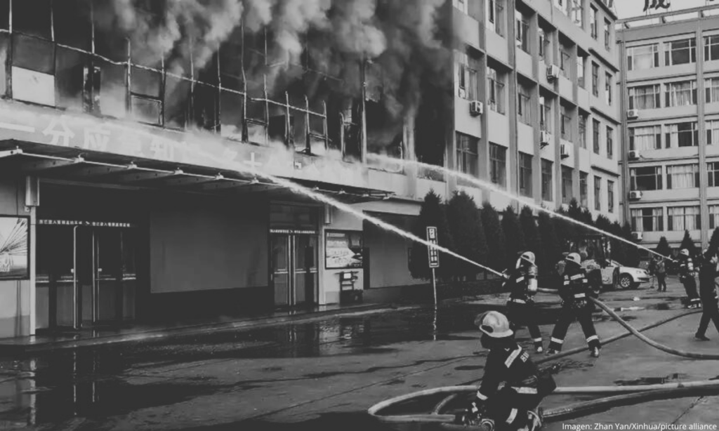 Incendio en edificio deja 26 muertos y 38 heridos en China