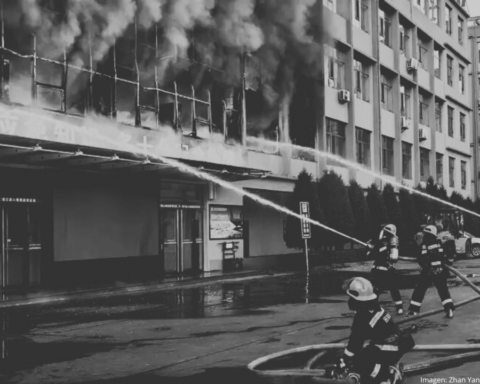 Incendio en edificio deja 26 muertos y 38 heridos en China
