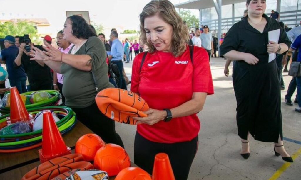 Entrega Gobierno de Sonora uniformes y material deportivo a docentes de Educación Física a más de mil docentes