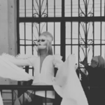 Católicas enfurecen por drag que hacía sesión de fotos frente a la iglesia en Sonora