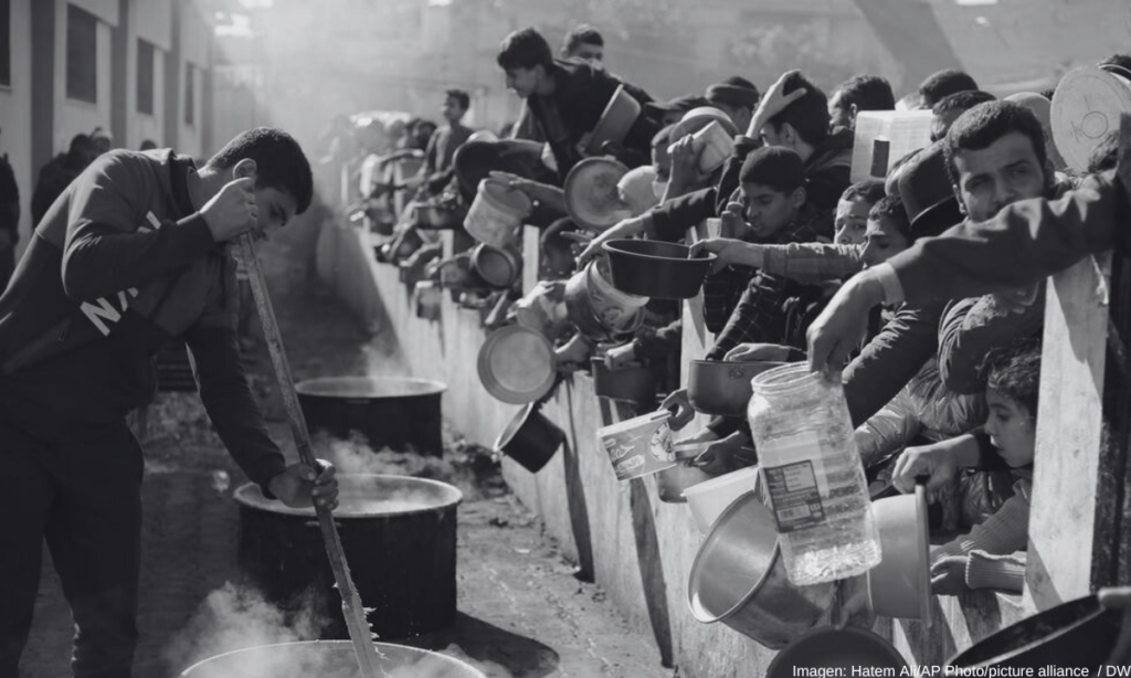 Palestinos hacen fila para poder recibir una comida, en la Franja de Gaza, a 100 días del inicio de la guerra entre Israel y Hamás, luego del ataque terrorista de Hamás contra Israel, el 7 de octubre. Imagen: Hatem Ali/AP Photo/picture alliance