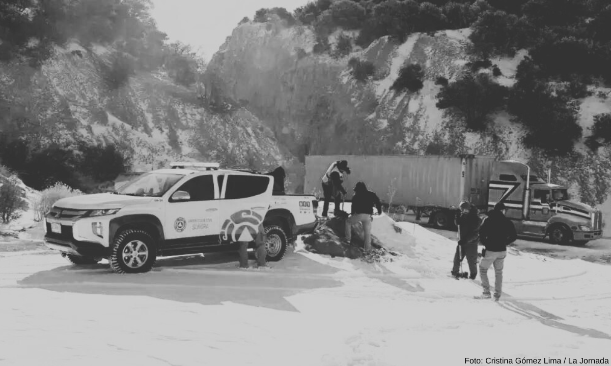 Escuelas y carreteras cerradas por nevadas en Sonora