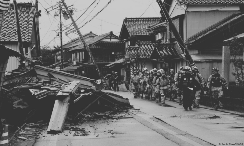 Buscan desesperadamente a supervivientes tras el poderoso terremoto de Año Nuevo en Japon