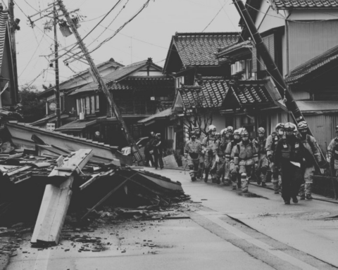 Buscan desesperadamente a supervivientes tras el poderoso terremoto de Año Nuevo en Japon