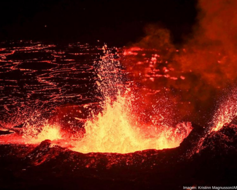 Emerge río de magma bajo un pueblo pesquero islandés