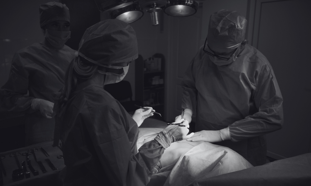Mujer muere tras cirugía de levantamiento de glúteos; el médico le perforó sus órganos
