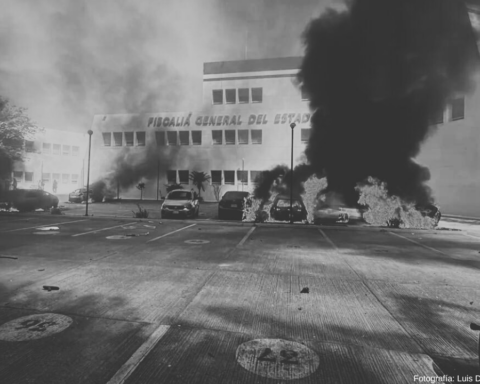Normalistas atacan y queman vehículos en la fiscalía por fuga de policía