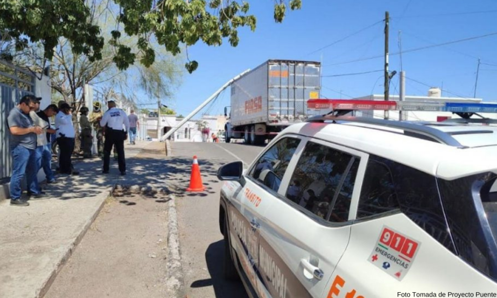 Camión de carga tira poste de la CFE al quedar atrapado entre los cables