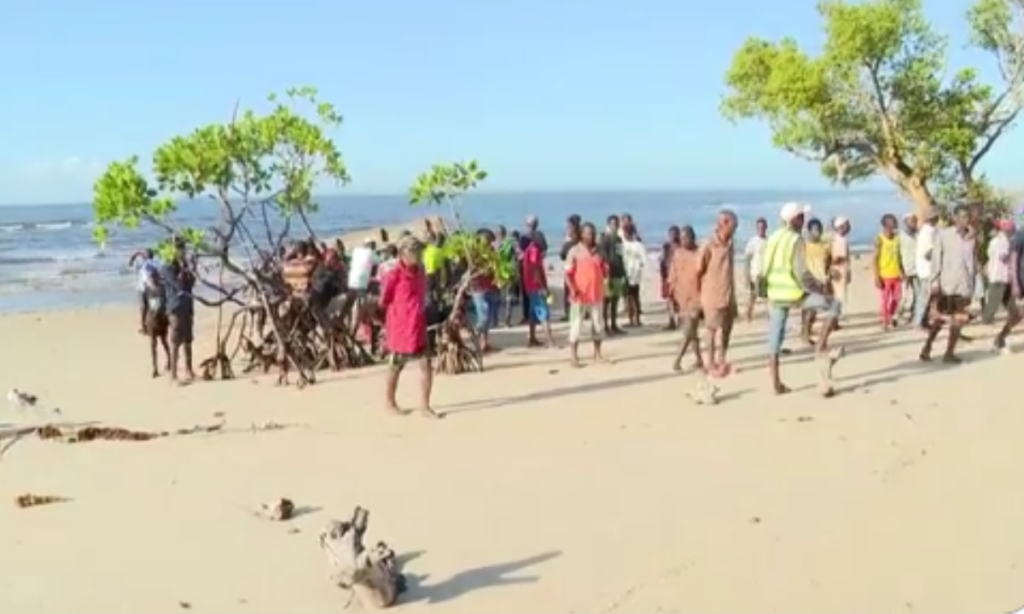 Se hunde barco atestado de gente, hay al menos 91 muertos