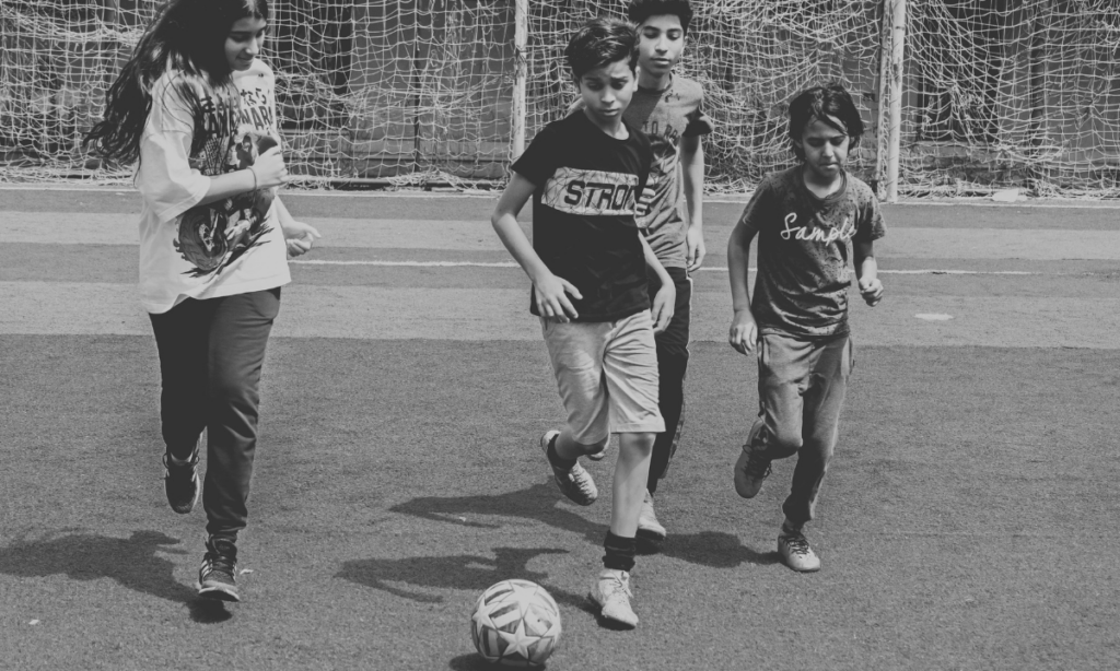 Mujer dispara contra niños que volaron un balón a su casa