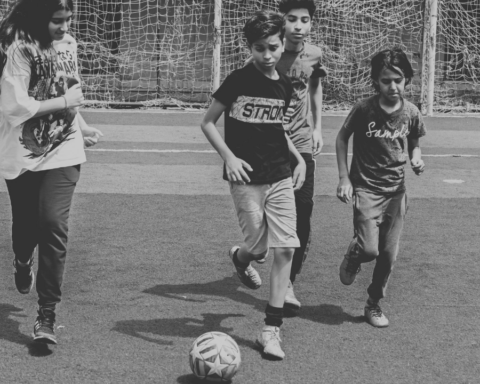 Mujer dispara contra niños que volaron un balón a su casa