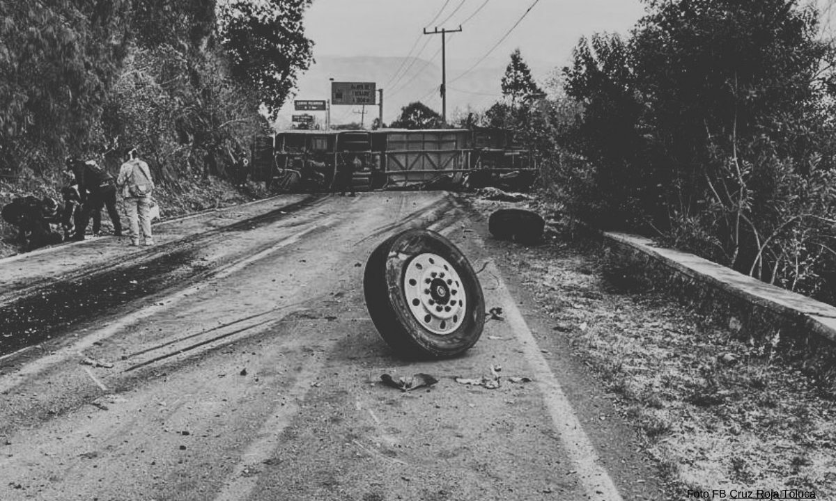 Mueren 14 peregrinos en volcadura de autobús en Malinalco