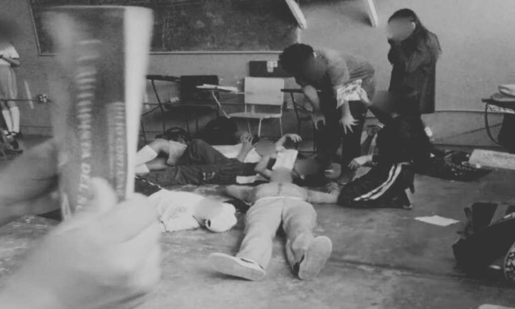 Encierran a estudiantes en su salón a 50 grados, por no llevar la tarea