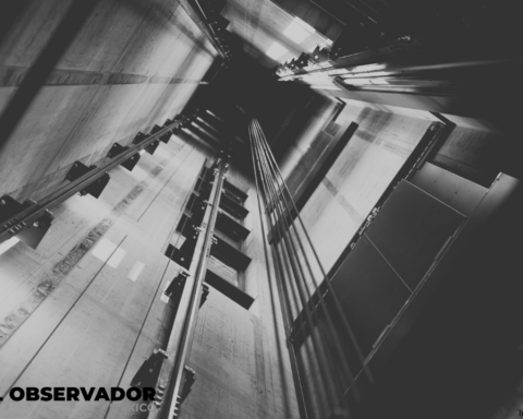 Cae elevador con 10 atletas desde un quinto piso de un hotel