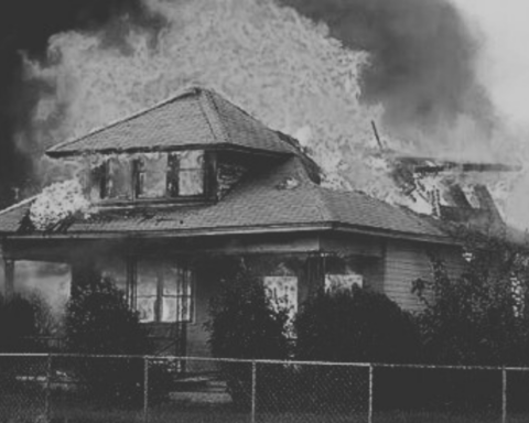 Hombre Incendia su Casa con su Familia Adentro, Muere Bebé de 5 Meses y Dos Niños de 2 y 6 Años